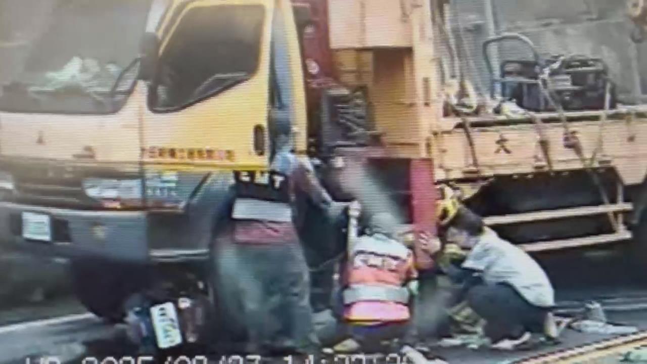 台南機車騎士下坡慘跌撞吊車　卡入「車輪」幸無大礙