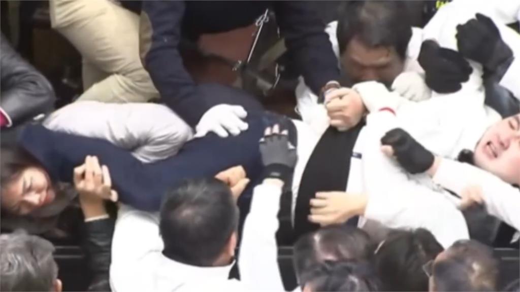 把議場當摔角場…國民黨立委廖先翔「使出剪刀腳」猛夾林淑芬頭部　驚悚畫面曝光