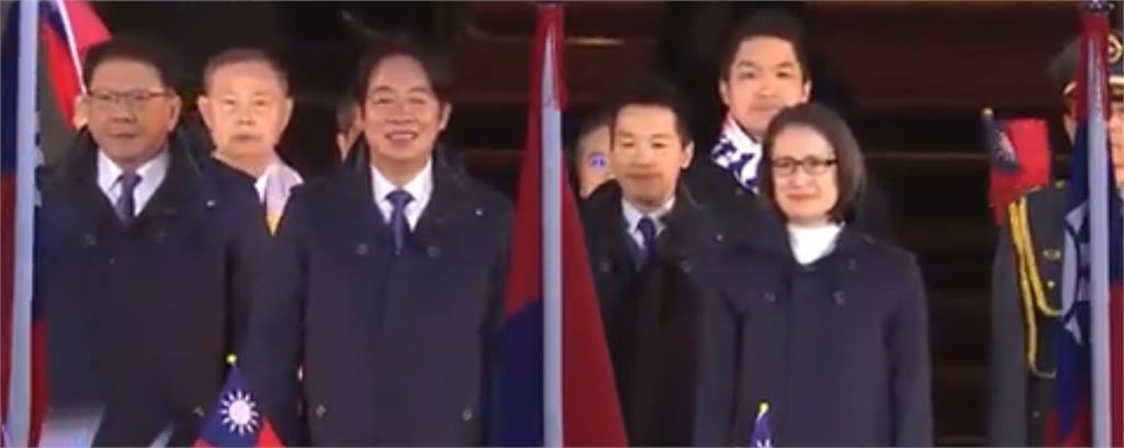 快新聞／就任後首度出席總統府元旦升旗！賴清德、蕭美琴揮舞國旗陪國人迎接曙光