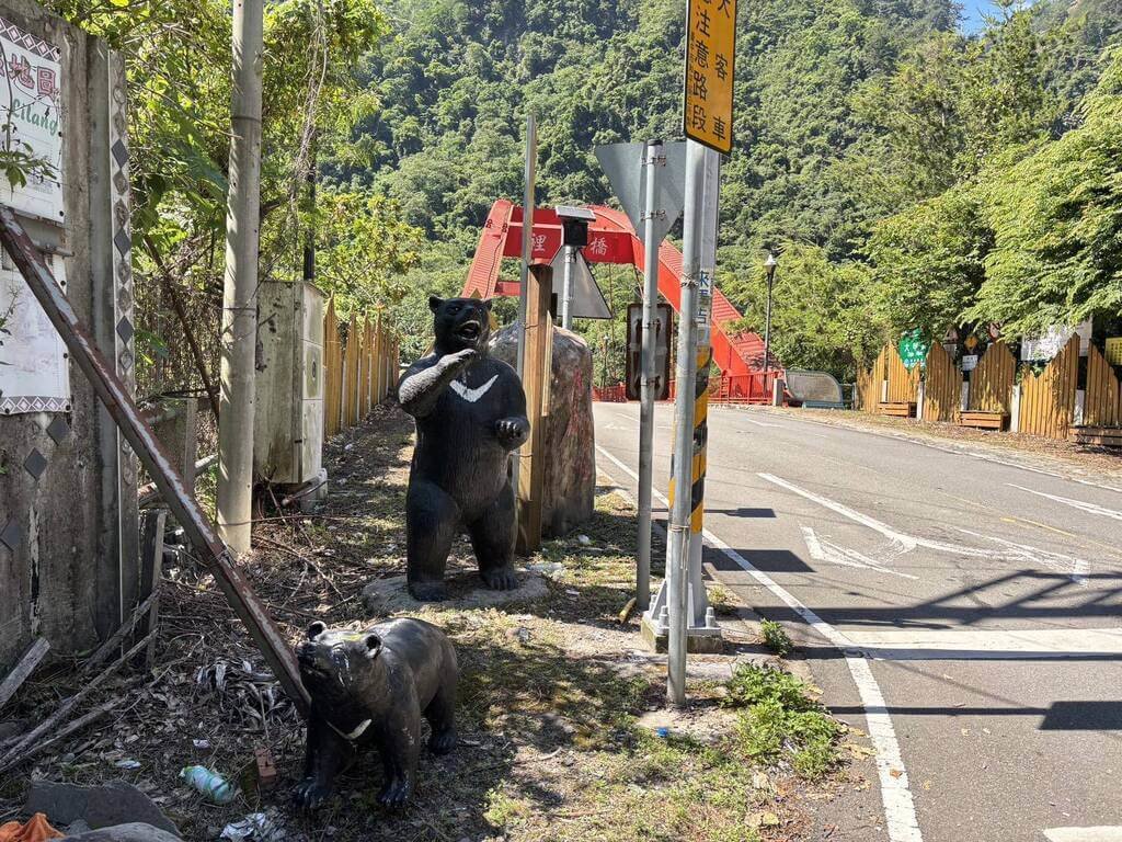 裡冷橋旁小黑熊裝置藝術失竊　中警以車追人逮偷熊賊