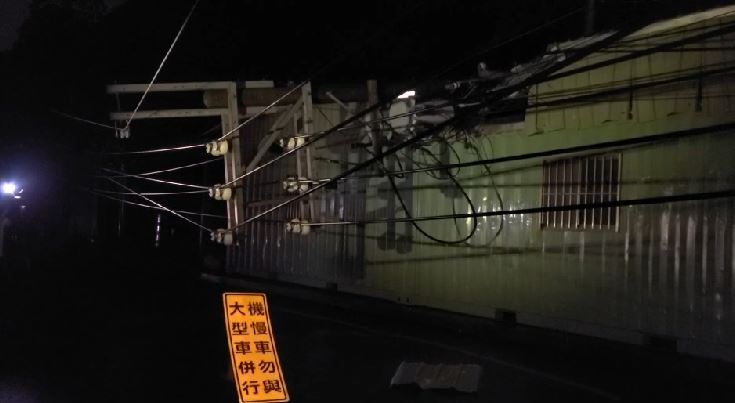 快新聞／三峽高壓電線桿深夜倒塌躺路面　最快今10時恢復雙向交通