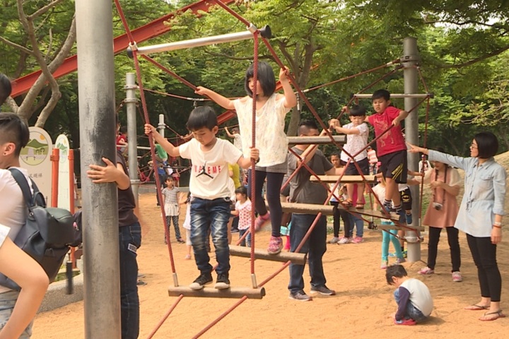 清水鰲峰山公園人潮爆 遊樂設施超載危險