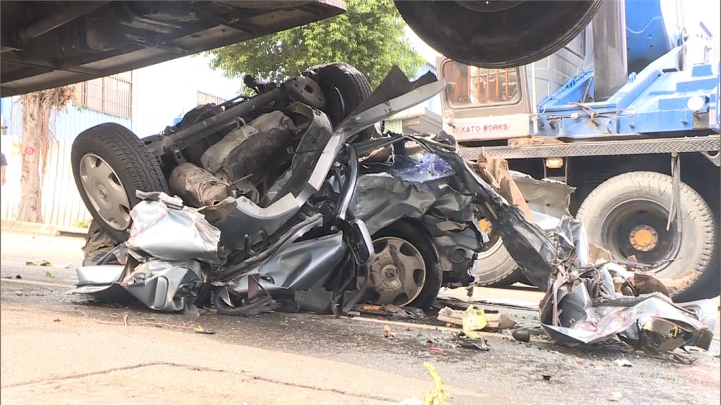 煞車失靈？報廢消防車往下衝 連撞10車