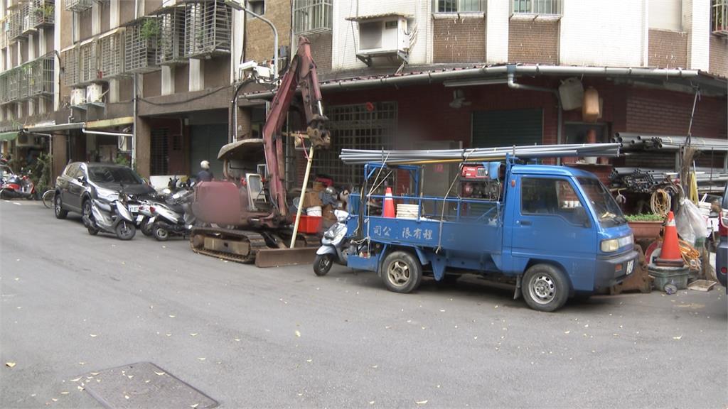 挖土機占據停車格達四年 民眾怒批路霸行為