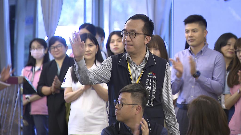 徐巧芯丈夫上班請假外出打牌請辭獲准　綠營：盧斷尾求生