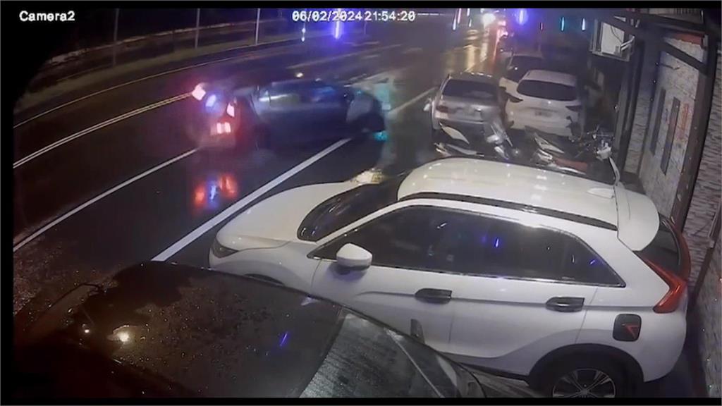 天雨路滑！轎車失控逆向撞5車　駕駛頭暈自行就醫