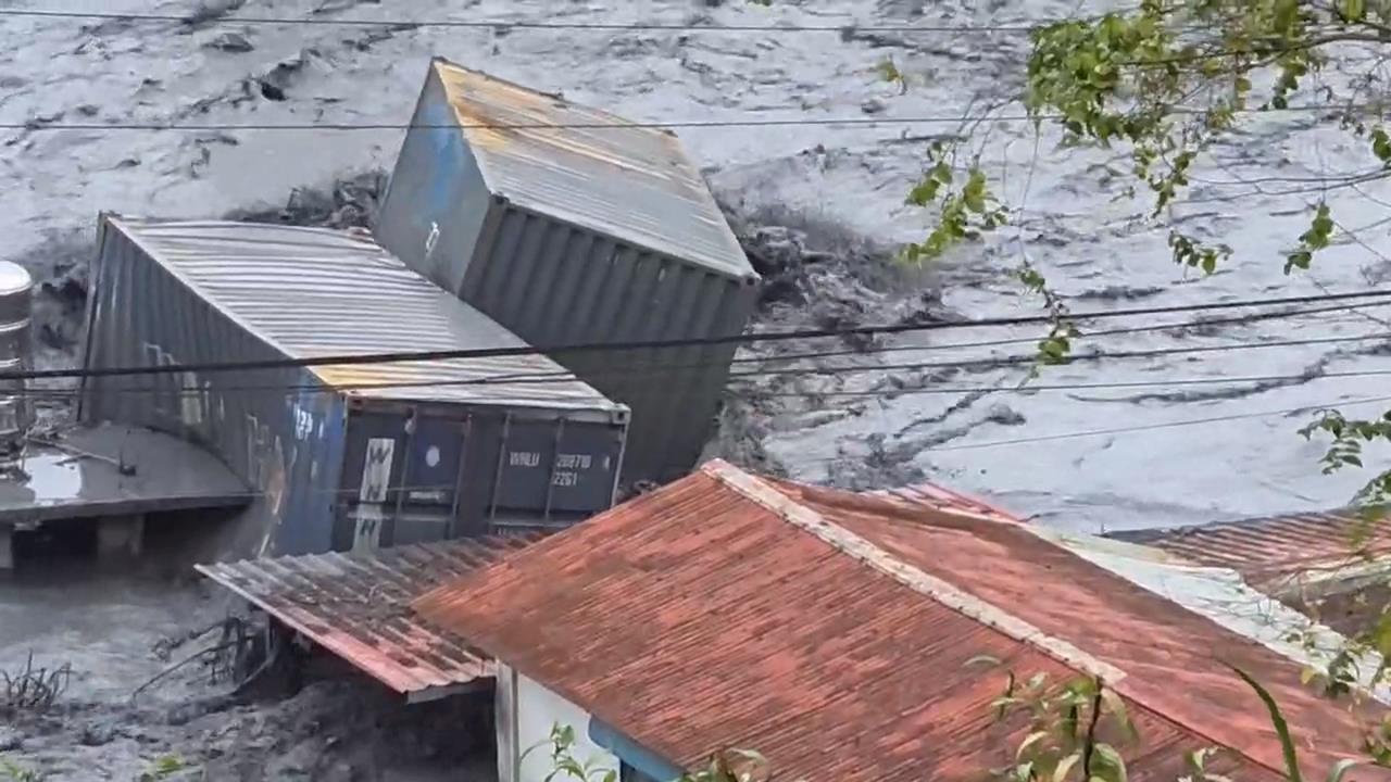 黑泥流灌進明利村民宅 上千公斤貨櫃也被洪水沖走