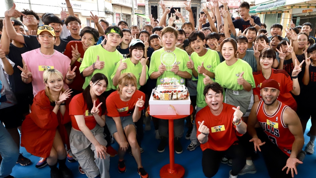 胡瓜66歲生日首獲「最受信賴主持人」殊榮 與鄉親同歡慶生嗨翻天