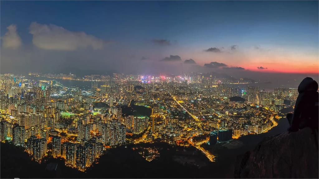 一眼瞬間！登香港獅子山看「稱霸全球的夜景」　台灣旅人直呼：愛上了