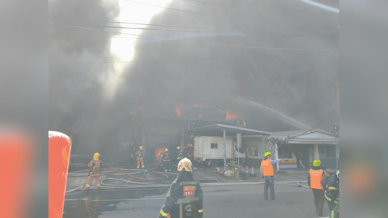 快新聞/樹林大火濃煙直竄天際!柑園國小500師生緊急疏散 宣布下午停課