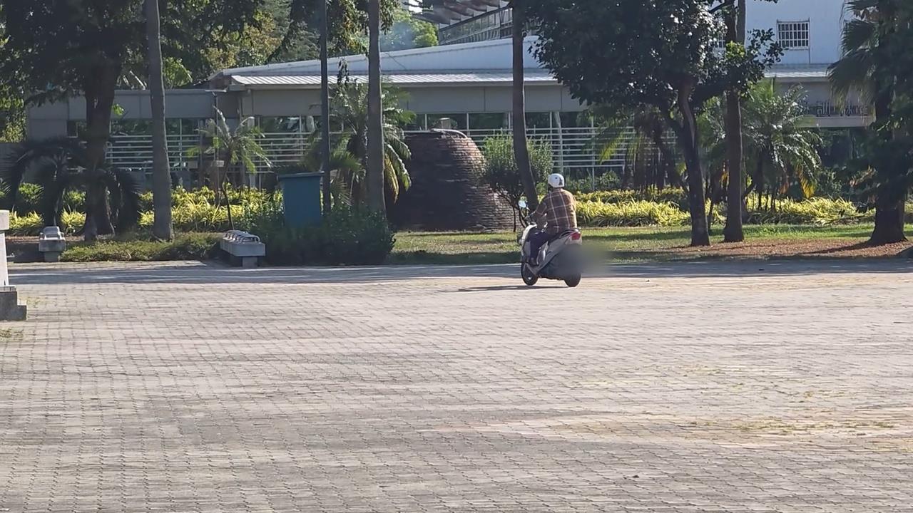 貪圖方便!台中公園驚見「機車族」趴趴走 建設局、警方聯手加強稽查