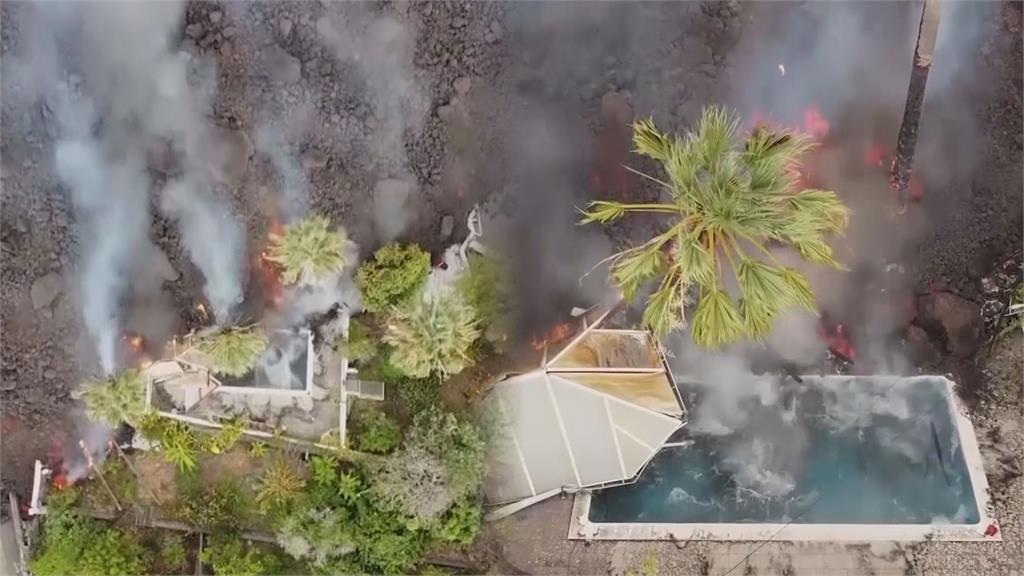 震撼畫面曝！西班牙火山爆發50年來首見　滾燙熔岩狂洩「吞噬民宅泳池」