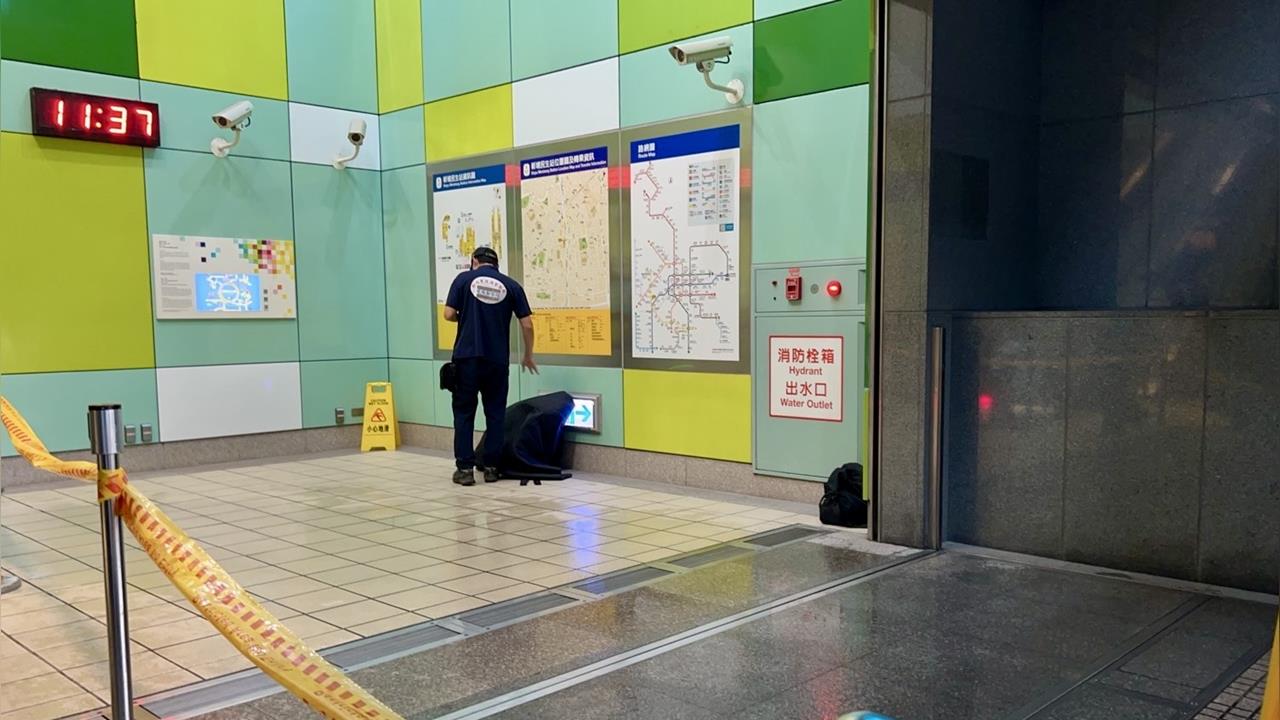 快新聞／北捷驚見疑似爆裂物！黑衣男丟包就走　防爆小組急處理