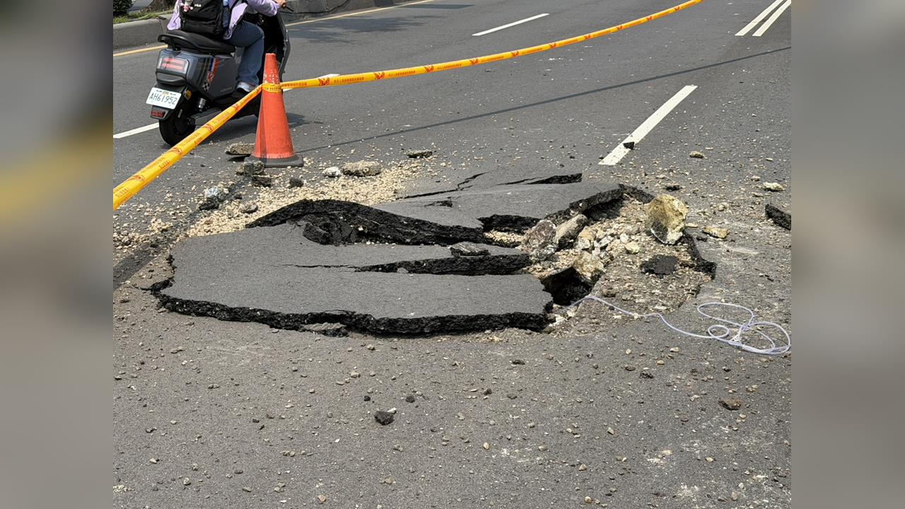快新聞/新北板橋縣民大道隆起破裂!影響2線道通行 警消到場交管