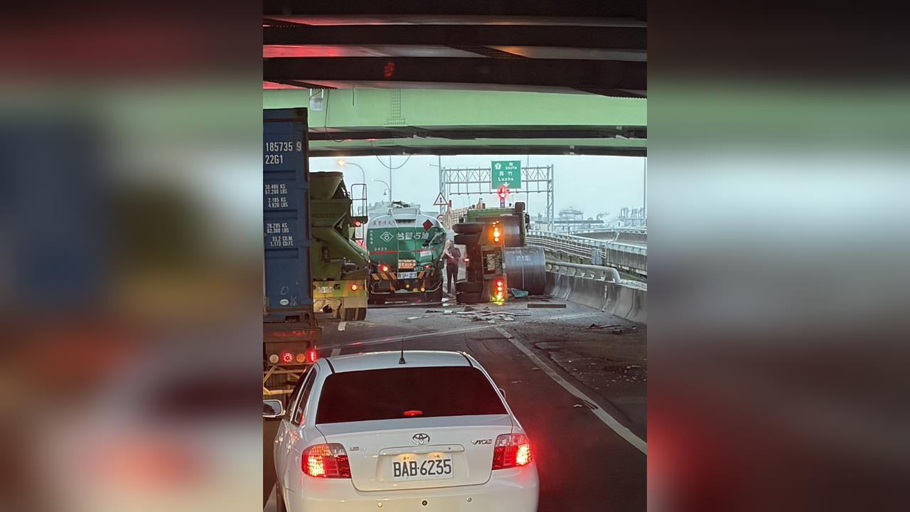 最新/國道一號台南仁德段車禍!台塑油罐車汽油狂漏