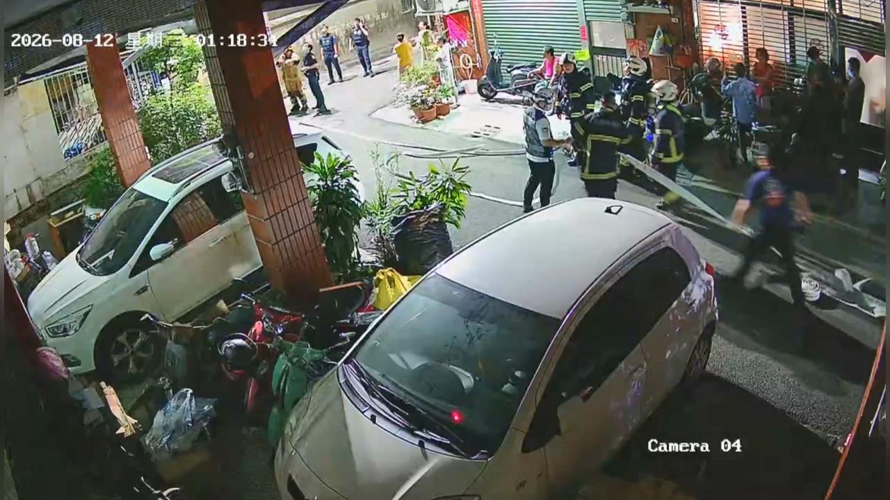 高雄陽台運轉「洗衣機爆炸」冒火　好心鄰居猛拍門救屋主１家三口