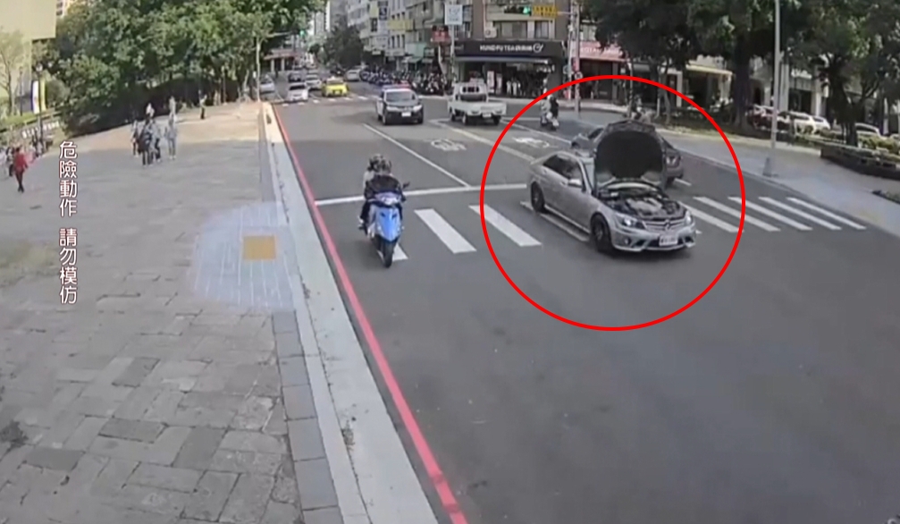台中車神？掀引擎蓋盲開3公里！　駕駛拒檢觸犯刑法送辦