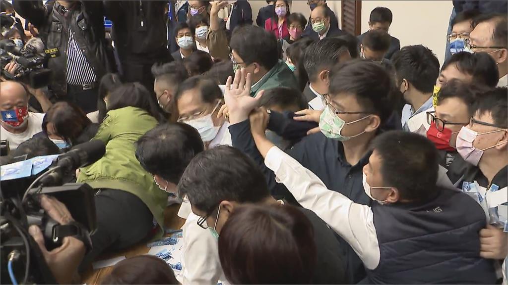 快新聞／立院爆衝突！ 民進黨譴責國民黨無視防疫　暴力推擠破壞議事進行