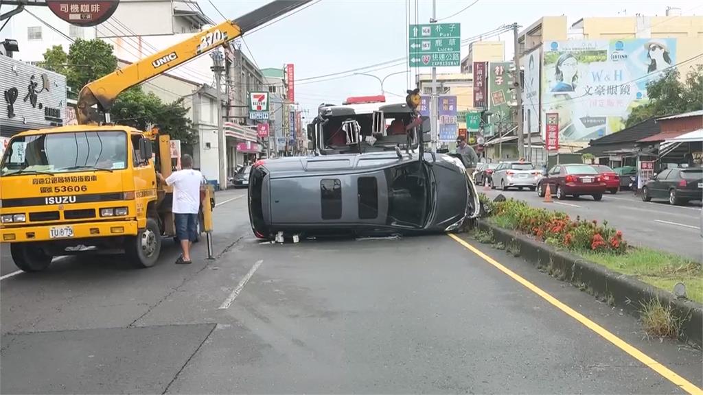 嘉義休旅車閃違停車偏移！　遭後方曳引車撞翻「鋼梁插出」