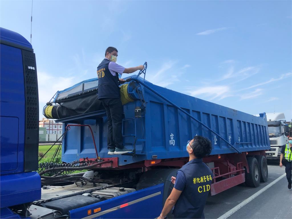 砂石車載廢土像貪食蛇 入侵彰化罰數十萬