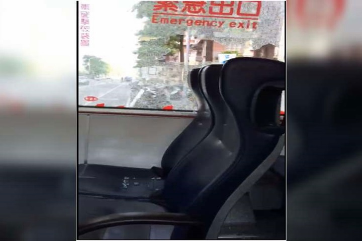 車窗邊開邊碎嚇乘客 公車驚嚇畫面全都錄