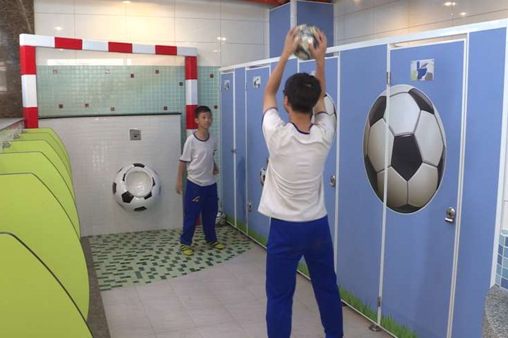 國中廁所變身足球場 學生下課揪團開踢
