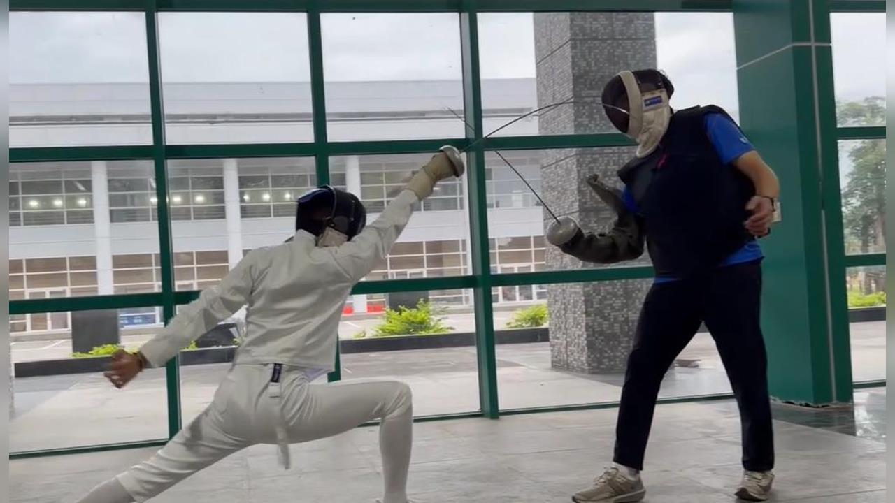 擊劍服用好幾代比學生還老！ //家長會籌款為西洋劍隊添新裝備