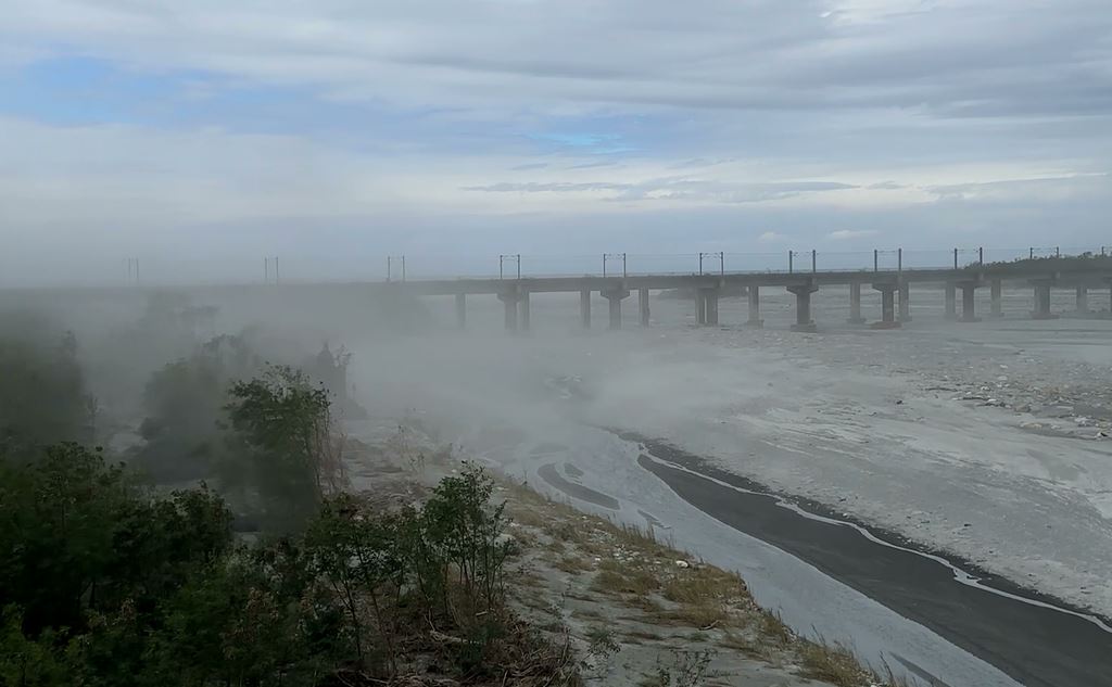 河床灰濛濛！花蓮多處溪口現風吹沙　居民不堪其擾