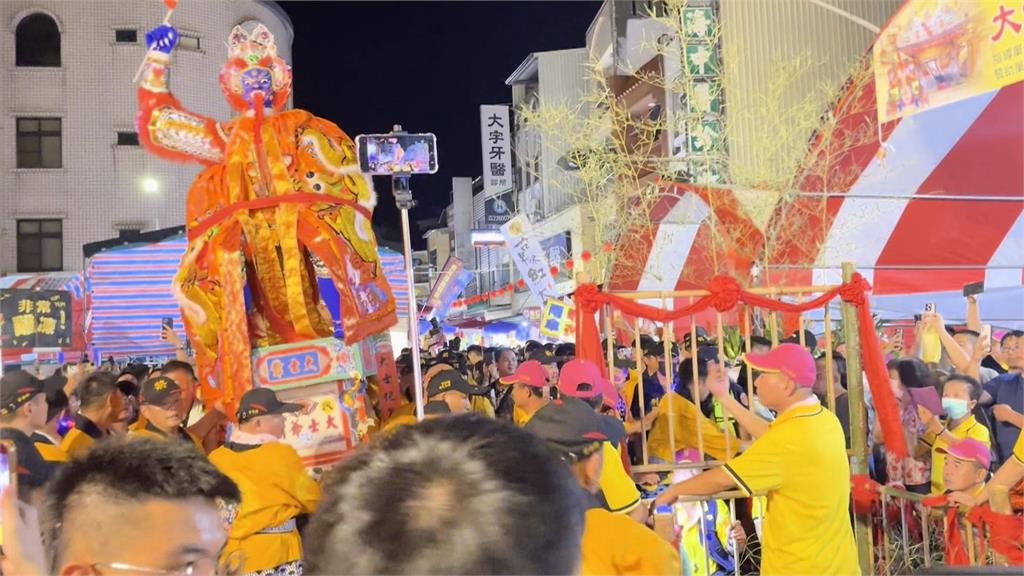 嘉義民雄大士爺火化升天　煙火膛炸低空爆炸