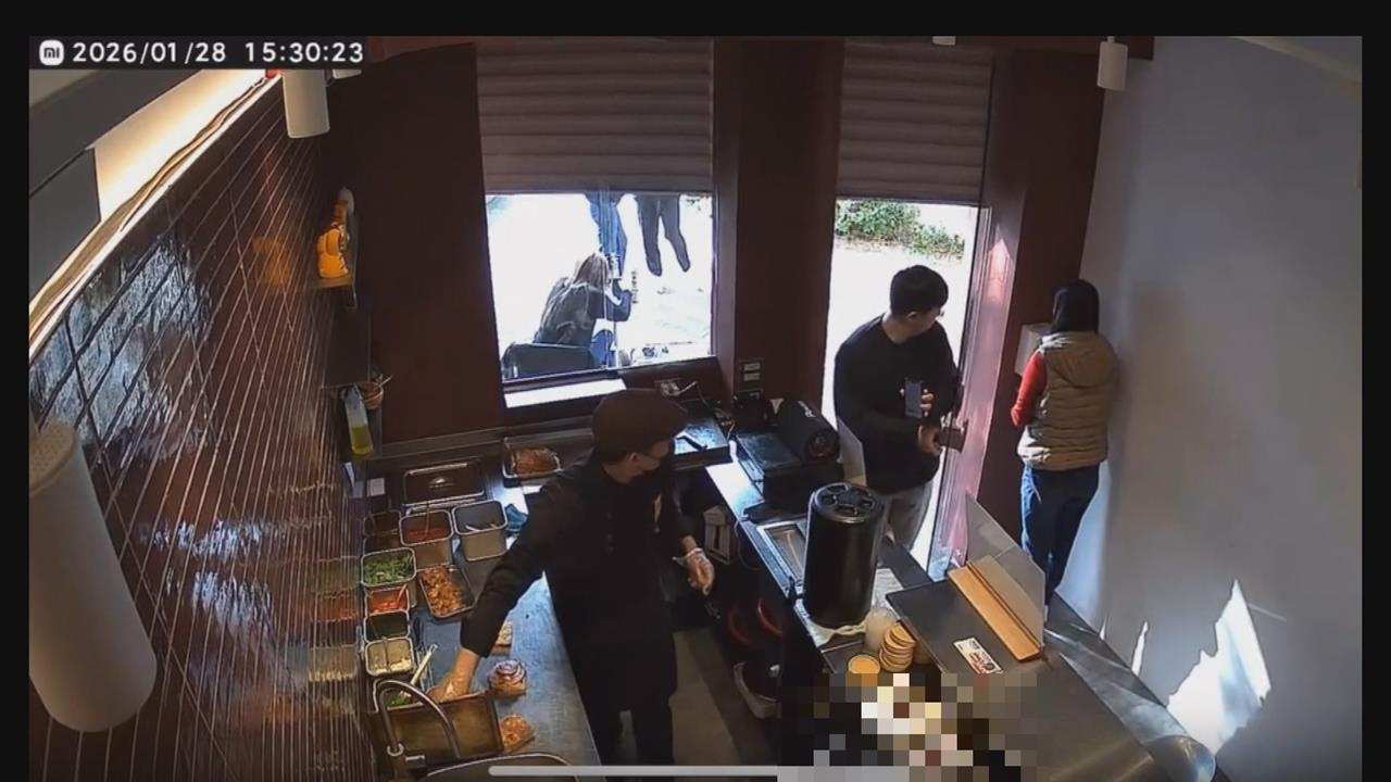 鐵捲門開關當成乾洗手"一按"　　另一名顧客險遭門夾