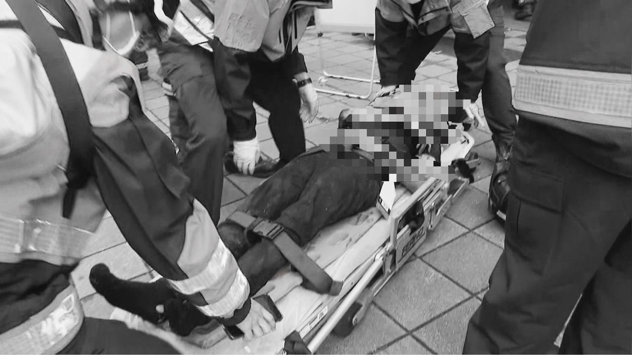 快新聞／三立採訪車出事了！暴衝撞彰銀釀10傷　民眾渾身血躺擔架畫面曝