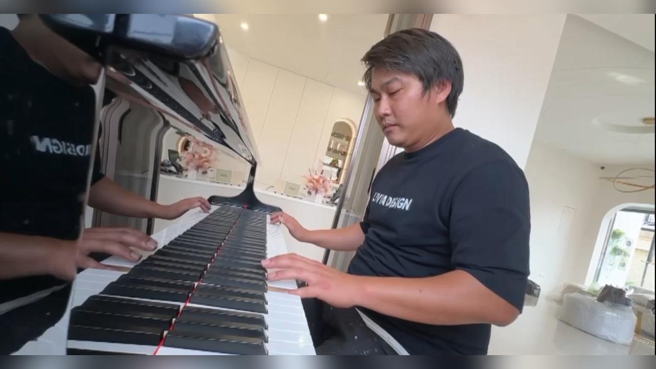 為了阿嬤!即興彈琴吸網路近百萬觀看 油漆師傅:苦練自學