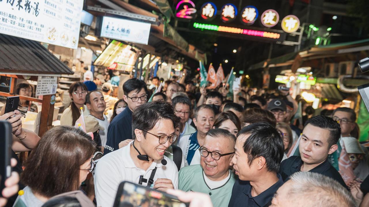 「洋流」擠爆南機場夜市！沈伯洋掃街寸步難行　粉絲自製手燈狂閃