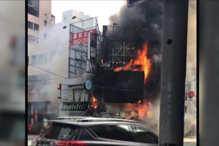 桃園市區招牌不明原因起火 延燒進屋內