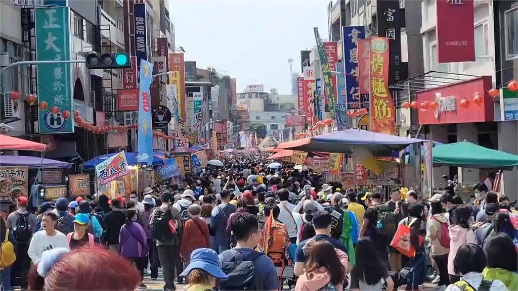 大甲鎮瀾宮媽祖22：45正式起駕　信徒塞滿大街準備隨駕遶境