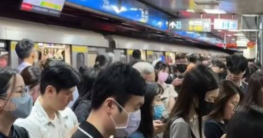北捷上班尖峰再出包！板南線列車異常　民眾月台苦等人潮擠爆