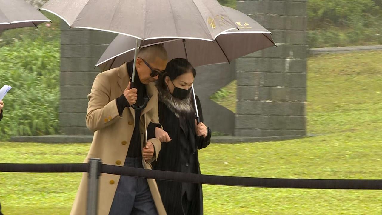 大S紀念雕像揭幕！S媽痛哭相擁具俊曄　始源從日本直奔台灣獻花