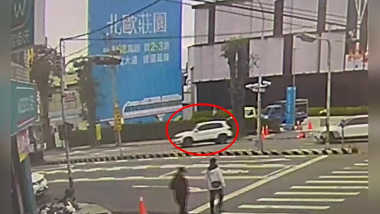 低血糖昏過去！　男昏厥自撞分隔島　警破窗搶救