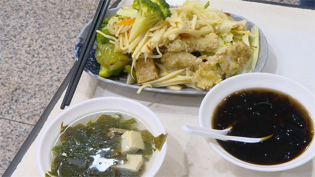 30多樣素菜任你吃！　民眾趕緊來排隊搶便宜