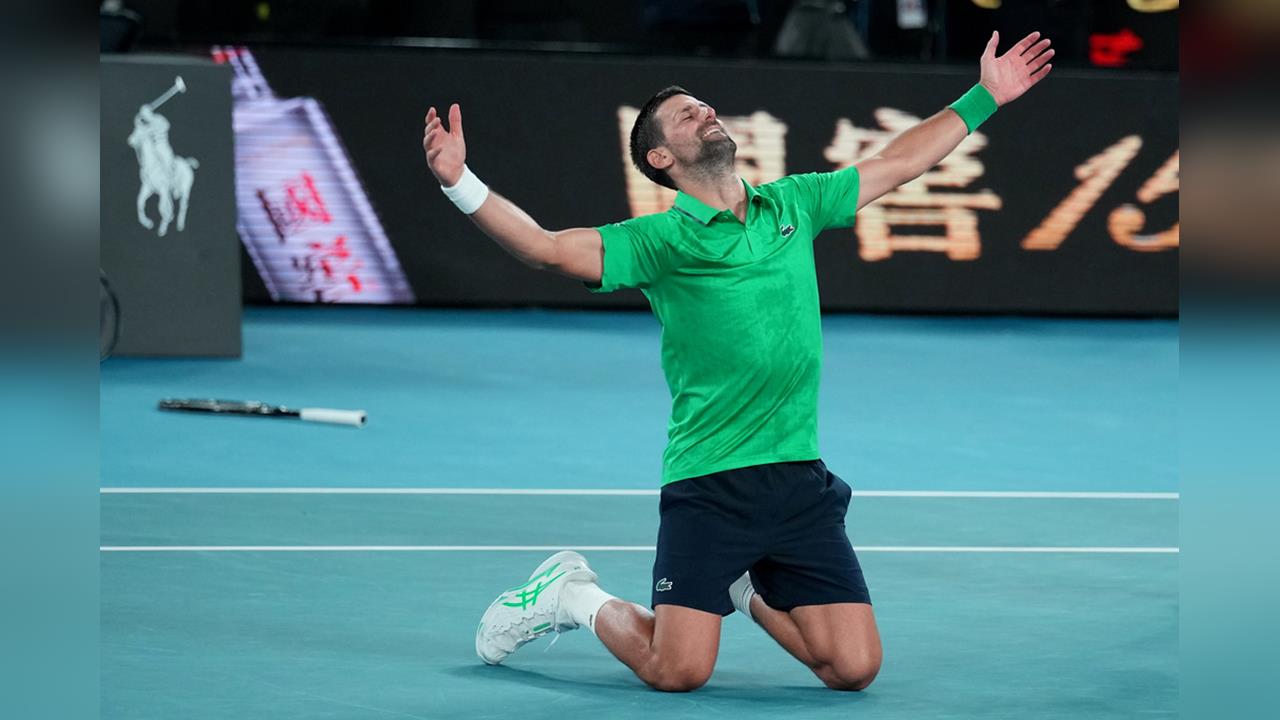 澳網(影)/超過4小時的五盤史詩大戰!喬科維奇逆轉勝辛納第25座大滿貫只差一步