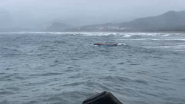 快新聞／「衝」現場！金山水尾漁港外漁船翻覆3人落海 衝浪客第一時間救援