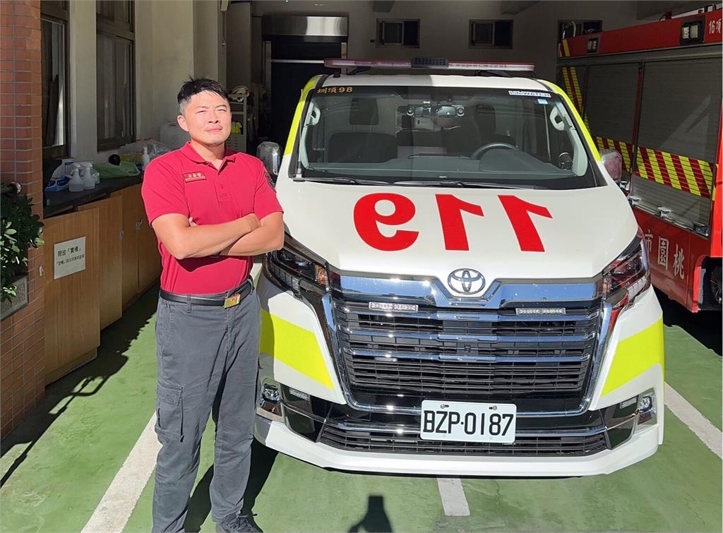 草漯消防分隊演練狹小巷弄火警 模擬Mayday情境強化自救能力
