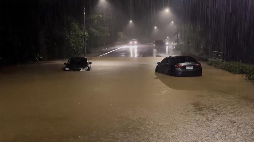 山陀兒豪雨狂炸！泥水灌進民宅　瑞芳老街淹到小腿肚車輛慘泡水