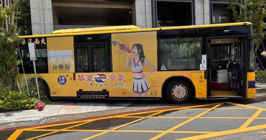 公車司機尿急忘拉手煞車　公車倒退撞消防栓驚險一幕