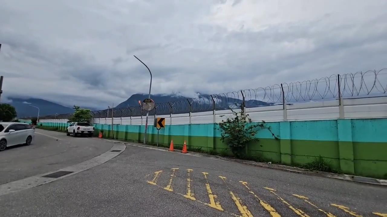 花蓮佳山基地驚魂！　疑降落高度過低F-16降落撞毀路燈