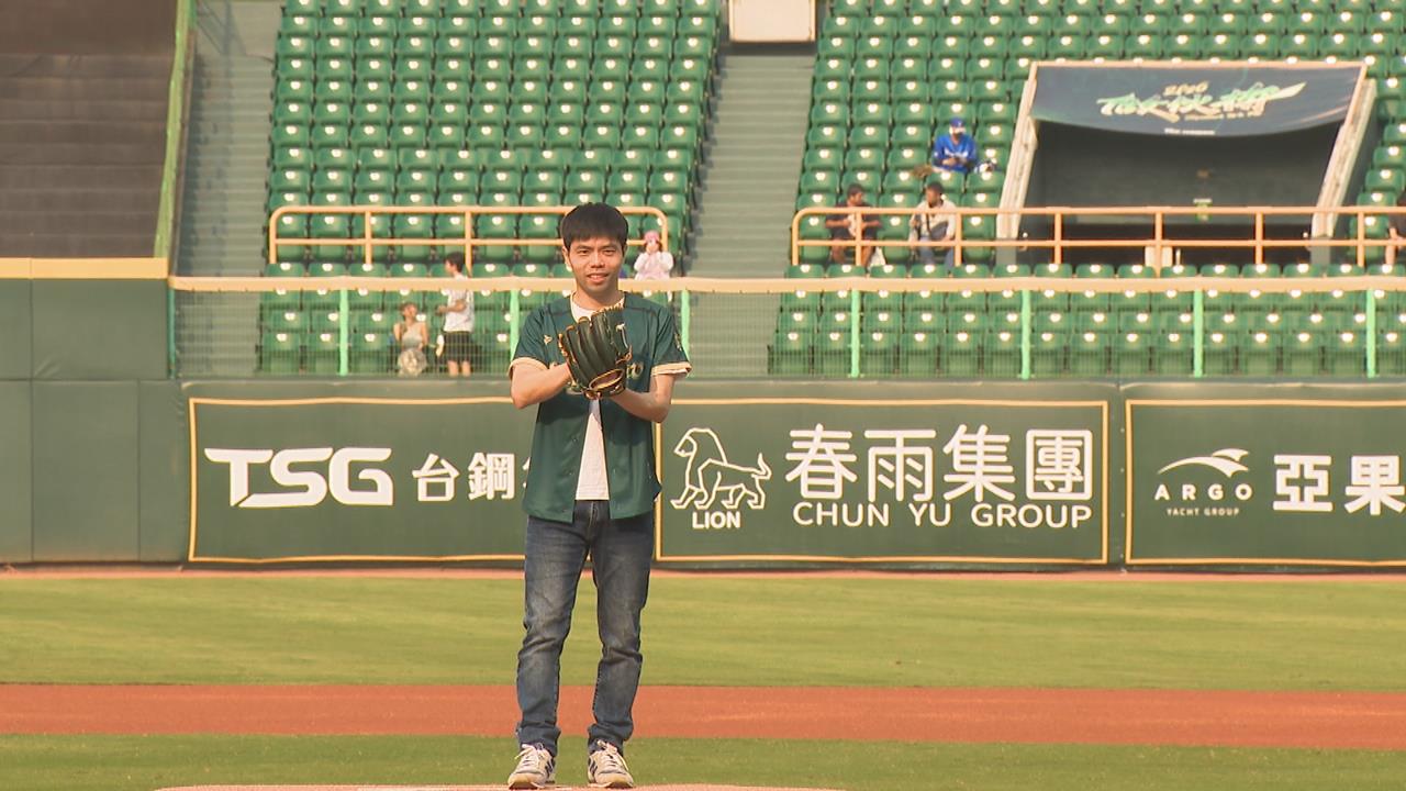 週日將登投手丘開球　大港阿嬤苦練投球、用心打扮