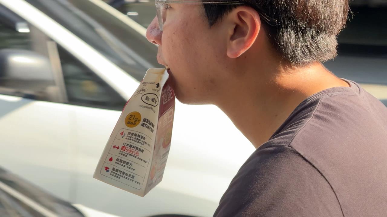 男騎電輔車「嘴咬鋁箔包」遭攔查　北市警：柔性勸導