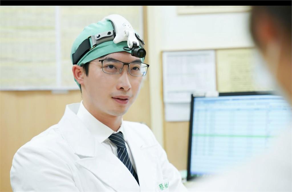 「嘴裡沙沙的」冒粗糙顆粒！   老司機靠檳榔提神驚現癌變徵兆