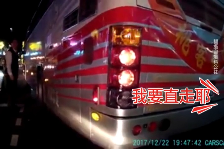 公車直行車道硬左轉 騎士險追撞怒PO影片