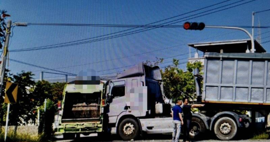 台南官田驚險車禍!砂石車不明原因追撞垃圾車 幸無人傷亡